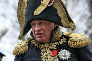 Этот наполеончик тоже в квартире у себя оружие хранил, а потом девку прибил и по частям её  топил в Мойке.