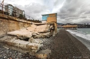 Вы наверное не были у берега во время сильного шторма, что бы осознать реальную силу моря. Крым. Бетонные блоки ворочает играючи... А тут океан!