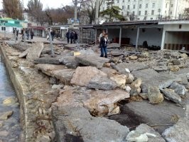 Вы наверное не были у берега во время сильного шторма, что бы осознать реальную силу моря. Крым. Бетонные блоки ворочает играючи... А тут океан!