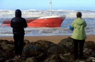 Эти самые ребята всю ночь фонарями подсвечивали место где рифов побольше!
Традиции отцов и дедов!