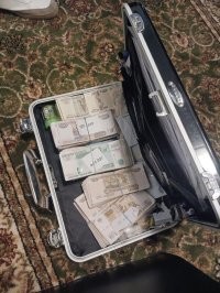 Сука!
Вот эти вот "богатства" лучше бы не показывали...