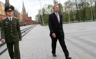 США зарабатывают деньги - я написал. Главный союзник США - доллар, он оказался крепче мифических "армий и флота". 
 Договорённости с Россией, как зарабатывать, провели осенью 2021 года. Помню, машины и станкив 2 раза подорожали, немцы продали свои активы. 
 Буржуи России тоже зарабатывают деньги.
 Друзья США? Да президент России тоже ДРУГ США... и поклонник НАТО. И что?
 Просрать жизнь ради амбиций жадных политиков и бизнесменов?