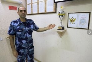 это некто Мусаев, начальник Ростовского СИЗО......вот прям таки честный взгляд неподкупного человека......)))))))))))))) 
Тут все ясно....