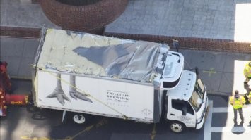 Насчет восьмой картинки... Есть в Бостоне одна улица, называется Storrow drive. Идет она вдоль основной реки города, как раз вдоль Гарвардского университета, Массачусетского технологического и университета Бостона. Там есть несколько мостов эту дорогу (порой и через реку тоже) - весьма низких. В итоге появилось новое слово "storrowed" - означает что кто-то вот таким образом заехал под мост.
Местная пивная компания (средняя по размеру) даже пиво в 2022 выпустила: "Storrowed", где фотошопом изобразили подобный грузовичок. А месяц назад фотошоп уже не понадобился: грузовичок с пивом этой компании сделал именно это!
Особенно много грузовиков попадается в районе 1 сентября когда в Бостон переезжают разные студенты. GPS уверенно ведет всех под эти мосты...