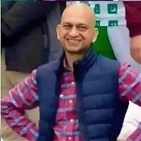 А я своему наоборот мух подкидываю...