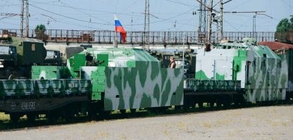 Не раз видел бронепоезда во время службы в ЧР, решил скопипастить не большой пост с ВК
Не мое.
Взято от сюда, 

Роль бронепоездов в войне в Чечне.

Бронепоезда,а точнее спецпоезда железнодорожных войск РФ впервые появились на театре военных действий в декабре 1994 года. Поезд представлял собой платформы с ремонтными комплектами для восстановление ж/д полотна, а так же стоящие на платформах две БМП-2.Основными задачами, поставленные для спецпоездов стали: - разминирование и боевое охранение, а также сопровождение военных транспортов и эшелонов на участке железной дороги Моздок-Гудермес-Ханкала; - восстановление, ремонт и поддержание железнодорожной инфраструктуры на территории Чечни в рабочем состоянии, техническое прикрытие объектов железнодорожного транспорта; - осуществление обороны и охраны мест дислокации железнодорожных подразделений. Выполнение данных задач воинам-железнодорожникам пришлось осуществлять в условиях постоянного противодействия со стороны незаконных вооруженных бандформирований, для которых железная дорога стала одним из главных объектов для осуществления диверсий, обстрелов военных эшелонов на ж/д станциях, мостах и перегонах. Каждый бронепоезд имел помимо номера имел собственное имя: "Терек","Амур","Дон","Байкал","Казбек".В составе всех спецпоездов присутствовали общие элементы: - тепловоз - 1 или 2 платформы с танком Т-62 или БМП-2 или и с тем, и с другим вместе; - 1 или 2 платформы с установками ЗУ-23-2; - крытый пульмановский четырехосный вагон с проделанными в нем бойницами для ведения огня из личного стрелкового оружия, а также импровизированными башенками, расположенными на крыше вагона с установленными в них 12,7-мм пулеметами «Утес» или автоматическими гранатометами АГС-17; - вагон с материалами, который солдаты называли «каптерка»; - 1 или 2 пассажирских плацкартных вагона, предназначенных для отдыха личного состава приданных подразделений и экипажа на охраняемых войсками ж/д станциях или в местах базирования; - 2 или 3 платформы с балластом из рельс, шпал, мешков с песком, которые устанавливаются спереди и сзади состава для защиты от мин нажимного действия и фугасов; - платформа с автомобильной радиостанцией.