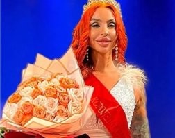 Судя по всему -"мистер доллар".
Папик оплатил хотелки....
Вот финалистки этого конкурса (с детьми).