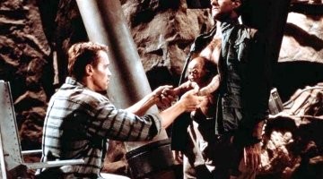 На самом деле майка внизу - это одежда Куато из "Вспомнить всё"