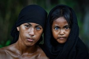 Если фотошопом не баловаться, то не такие уж и синие глаза у них