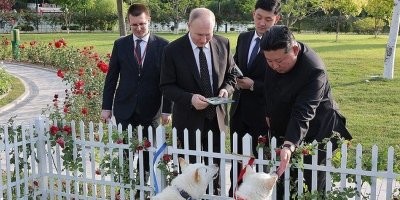 Владимир Путин подарил Ким Чен Ыну ещё один Aurus и чайный сервиз.
А Ким Чен Ын подарил Владимиру Путину двух собак. У меня всё.