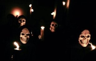 Фиеста, сиеста, это все фигня)) Я вот один раз случайно попал на пасху в местечко Верджес, под Жироной. Вот это представление я вам скажу, челюсть с пола поднимал)) Я приведу краткое описание, но кому интересно погуглите, инфы в инете много.
"Небольшой типично каталонский городок Верхес (Верджес если по каталонски) ничего особенного из себя не представляет. Он находится примерно в 130 км от Барселоны, недалеко от Жироны – и не особенно далеко от моря. Городок похож на все типичные как приморские так и все остальные каталонские городки типа Мальграт де Мар.. 
В «великий четверг», перед страстной пятницей в Верджесе происходит очень большое празднество, с театрализованными представлениями, шествием братств и процессией с крестом..
Самое интересное начинается ближе к полуночи- начинается пляска смерти. Хотите пощекотать нервы- вам туда
La Dansa de la Mort  начинается ближе к полуночи и заканчивается часа в три утра..  раздается пугающий в ночи стук барабана, и пять костюмированных персонажей в светящихся одеждах скелетов появляются из темноты, чтобы исполнить пляску смерти. Идея этого действа- непреклонное течение времени и краткость человеческого существования.. не зря одной из обязательных частей танца является танец с часами…
    Много костюмов скелетов можно увидеть на улицах Верджеса в эту ночь- проходят парады.. но Танец Смерти- это кульминация праздника.
Танец подчиняется строгим канонам- ведет его маэстро- главный танцор, он тот, кто управляет танцем и в пляске смерти его имя "dalla"- коса- самый символический предмет пляски смерти. . Танцем он регулирует действия  остальных- построение их в пляске, положение его фигуры- это поза жнеца…
 Одна из важных составных частей- барабан, а также флаг. Каждый участник исполняет собственную партию, связанную с остальными. Обычно флаг держит самый старший и опытный участник.
   Часы показывают быстротечность времени, а также неизвестность того часа, в котором смерть придет за тобой. 
    В средневековой Европе пляска смерти представляла собой скорее презрение к смерти."
От себя скажу - очень круто! Посмотрите в инете, не пожалеете.