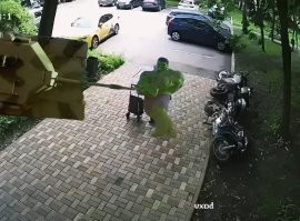 Недовольная бабушка наказала мотоциклистов