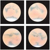 Гмм,  странно, еще году примерно в 1981 мне в макулатуре попался учебник астрономии для 10-х классов (даже сейчас стоит где-то в книжном шкафу), издание 70-х готдов
Так вот в этом учебнике есть фотографии (ниже), озаглавленные "таяние полярных шапок Марса". Сделаны они были при помощи одного из больших советских оптических телескопов.
Там подобная картина отчетлива видна, правда в районе полюсов, но гораздо более масштабная.
Так в чём тогда "открытие"