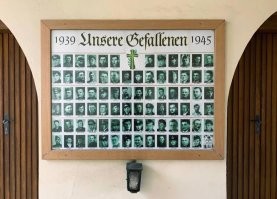 В некоторых уголках земли немецкой сохранились памятные доски с фотографиями солдат и бойцов армии фюрера. А что под уцелевшими фото?

А под ними частенько виднеется надпись «Солдат, погиб в боях в России, 1942 1945». И всё бы ничего, только эти доски почёта посвящены не жертвам режима и даже не жертвам войны (ими же и развязанной), а ПАВШИМ ГЕРОЯМ НАЦИЗМА. 

Памятники с такими надписями нашлись в деревнях Баварии и в Северном Рейне   Вестфалии. Хорошие герои для подрастающих поколений, и доски интересные...