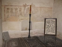 В некоторых уголках земли немецкой сохранились памятные доски с фотографиями солдат и бойцов армии фюрера. А что под уцелевшими фото?

А под ними частенько виднеется надпись «Солдат, погиб в боях в России, 1942 1945». И всё бы ничего, только эти доски почёта посвящены не жертвам режима и даже не жертвам войны (ими же и развязанной), а ПАВШИМ ГЕРОЯМ НАЦИЗМА. 

Памятники с такими надписями нашлись в деревнях Баварии и в Северном Рейне   Вестфалии. Хорошие герои для подрастающих поколений, и доски интересные...