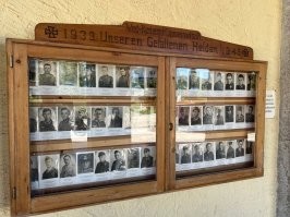 В некоторых уголках земли немецкой сохранились памятные доски с фотографиями солдат и бойцов армии фюрера. А что под уцелевшими фото?

А под ними частенько виднеется надпись «Солдат, погиб в боях в России, 1942 1945». И всё бы ничего, только эти доски почёта посвящены не жертвам режима и даже не жертвам войны (ими же и развязанной), а ПАВШИМ ГЕРОЯМ НАЦИЗМА. 

Памятники с такими надписями нашлись в деревнях Баварии и в Северном Рейне   Вестфалии. Хорошие герои для подрастающих поколений, и доски интересные...