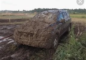 Вытаскивающий его из грязи, закидал. :)