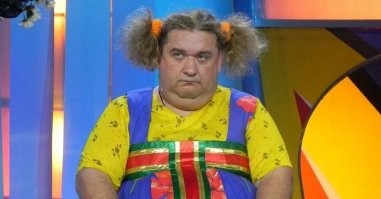 Когда хочется выглядеть старше: фотоитоги школьных выпускных 2024 года