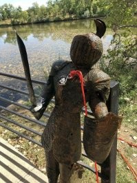 Настоящие доспехи? Ну-ну... 

Садовая скульптурка.