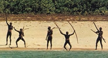 Ну, наверное, не очень корректно было бы назвать этих ребят изолированными. Если посмотрите, то большинство из них вполне себе одеты. И не в пальмовые листья. А это значит, что они изучили ткацкое дело, изучили технику окрашивания тканей, ну и прочее. 
На фото полно "племён", которые стоят в футболках Месси и кроссовках. 
Если уж завели речь, то где сентинельцы? Которые реально ни кого не пускают.