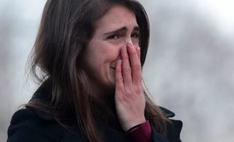 Два самца , дерутся за тебя на закате .
Это так мило !