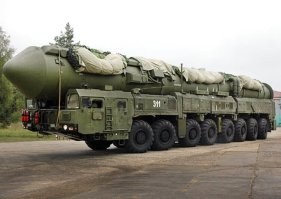 "Доставка ракетоносителя с космический кораблем ''Союз'' на стартовую площадку. Космодром Байконур, 1960-е"

Это ракета-носитель! Ракетоносители - это аппараты, которые несут ракеты. На пример, эти: