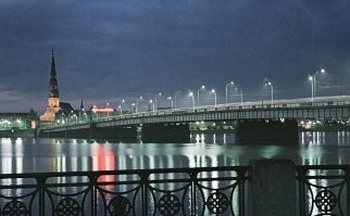 За 30 лет все разворовали и продали а теперь не знают как мосты восстановить и обслуживать их  :)) а виноваты Оккупанты ( на французском это слово Жильцы ) !