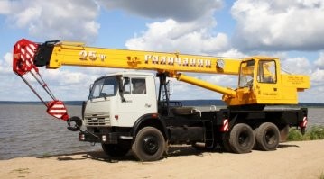 Помнится, ездил (только ездил) на кране 25тоннике. 
Так его завалить в любом повороте можно было на раз. 
А тут у автобуса аккумуляторы на крыше.  Типа, ради низкого пола.
