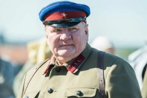 1. Для образа мерзкого советского военного есть специальный актёр - Мадянов.
2. Власть не решила, что люди должны быть бедными. Власть запретила иметь капитал, при помощи которого ты можешь эту самую власть купить.. Т.е. - богатые были, но богатые на уровне - большая квартира в пафосном доме, дача хорошая недалеко от города, машина "Волга", гараж, зарплата относительно большая... а не на уровне -  Свой замок в Испании,  частный самолёт, лимитированные ламборгини и счёт в банке размером с бюджет Эфиопии. В этом был принцип - невозможность создания именно что капитала, как средства управления ответственными лицами. Т.е. денег может и много, но не столько чтоб локального прокурора держать на зарплате и фарцевать импортными магнитофонами без страха.. хотя, к концу 80-х именно так и случилось, через цеховиков и кооперативщиков.