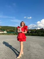 За такие искажения фотографу по черепу  нужно настучать!
У одной руки-загребуки, у другой нога как у Бигфута!