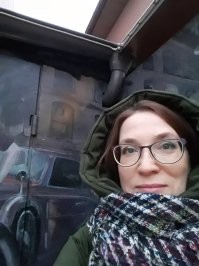 Автор скопировал и обнародовал всякую фигню. Особенно доставил пункт №10. На приложенной картинке, моделька просто неправильно носит очки. И да, таких , вдохновлённых подобными картинами, достаточно много, особенно неопытных очкариков.))) Очки не притискивают ко лбу, бровям, их носят на переносице. То есть до даже длинных ресниц расстояние более чем достаточное. Обратите внимание на фото. Тут три моих разных вариантов и хорошо видно где находятся носоупоры и мост и какаво расстояние от линзы до ресниц. Ну конечно если вы налепили опахала, то может и помешать.
 На самом деле если очень плохое зрение, то сложно наносить макияж. Вот это реальная проблема. Мне приходится даже резать карандаши для глаз пополам, поскольку надо быть близко к зеркалу, а длина карандаша не позволяет. Специальные очки для макияжа с одной линзой фигня, а не помощь.
 Реальные проблемы это дождь и мороз. А остальные указанные тут полная ерунда. И главнейшая, как обычно, это подобрать удобные, красивые, надёжные и не супердорогие очки.