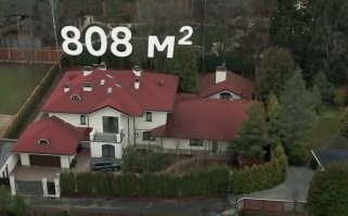 У себя во дворце, а че? 
Нахрена ему Космос, если он все сделал на Земле?