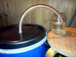 Газы образующиеся при брожении должны уходить, а кислород воздуха не должен контактировать с брагой. Для этого используют гидрозатвор. Так вкуснее будет.