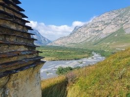Кижи интересно, но это не Лувр. Очень странное сравнение. Ездили в Карелии на водопад Кивач, экскурсовод сравнивал его с рейнским водопадом. Зачем, совершенно не понятно, после такой рекламыи ждёшь что-то похожее на райский водопад, а приезжаешь...
Город мёртвых интересно. Там ещё внизу чёрная речка течёт, горы. 
В кунгурских пещерах несколько гротов во льду. Были летом. На улице +30, а в пещере лёд. Куртки тёплые на прокат брали.