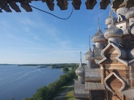 Кижи интересно, но это не Лувр. Очень странное сравнение. Ездили в Карелии на водопад Кивач, экскурсовод сравнивал его с рейнским водопадом. Зачем, совершенно не понятно, после такой рекламыи ждёшь что-то похожее на райский водопад, а приезжаешь...
Город мёртвых интересно. Там ещё внизу чёрная речка течёт, горы. 
В кунгурских пещерах несколько гротов во льду. Были летом. На улице +30, а в пещере лёд. Куртки тёплые на прокат брали.