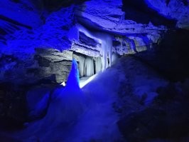 Кижи интересно, но это не Лувр. Очень странное сравнение. Ездили в Карелии на водопад Кивач, экскурсовод сравнивал его с рейнским водопадом. Зачем, совершенно не понятно, после такой рекламыи ждёшь что-то похожее на райский водопад, а приезжаешь...
Город мёртвых интересно. Там ещё внизу чёрная речка течёт, горы. 
В кунгурских пещерах несколько гротов во льду. Были летом. На улице +30, а в пещере лёд. Куртки тёплые на прокат брали.