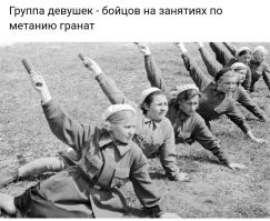Девочка с трудом достала застрявший мячик