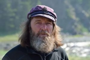 "Чувак, ты меня пугаешь... возвращайся домой";
    "Нет ничего страшнее открытого океана. Я просто не могу на это спокойно смотреть";
    "Как такое возможно? Мне нужны доказательства";
    "Существуют ли люди, которые ничего не боятся?! Такое бывает?".
Вы это вот кому скажите , срать он хотел на всё что вы там боитесь)