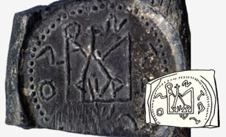 Это не монет и не жетон. Это какая то поделка имитирующая  печать кого из рюриковичей.  какая то самоделка, видимо для туристов.