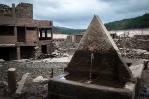 Да же родник ещё жив и даёт воду.
