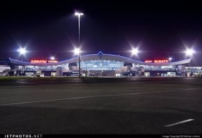 Спасибо, что написали "в Алма-Ате", а не новомодном "Алматы". Во времена СССР по-русски город назывался Алма-Ата, а вот по-казахски: Алматы. Эти два названия были на здании аэропорта... который сгорел; снесли даже старое здание (построенное в 1936 году по проектам арх. Б. Заварзина и Г. Елькина; в 1957 году его перестроили по проекту Б. Капанова, и здание приобрело привычный национальный колорит; в 1975 году его реконструировали по проекту художника В. Н. Сенченко.)