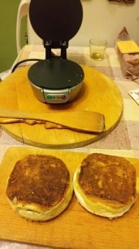 Изначально - это американская фирма Hamilton (110 вольт). Потом уже китайцы стали лепить свои поделки на 220.
Эта штука называется Breakfast Sandwich Maker.
Никакими бургерами там даже и не пахнет. В инструкции написано "предварительно приготовленное мясо", а что это будет: котлета, ветчина, колбаса - неважно.
Я обычно кладу колбасу. И, да: это быстро и удобно. Готовится буквально несколько минут. Пока умылся - горячий бутерброд готов. Мыть не нужно - там тефлоновое покрытие. Просто протереть салфеткой. Кстати, совершенно непонятно зачем в видосе брызгают маслом.
Кстати, существуют такие же на 2 сэндвича.