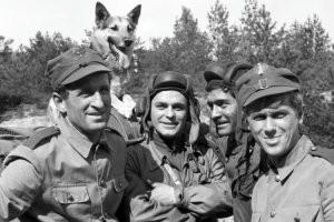 "...конфликт двух мужчин..."
 Да как же это мужчины?! Какие собаки, такие и герои! (и наоборот)! Вот настоящие мужчины: