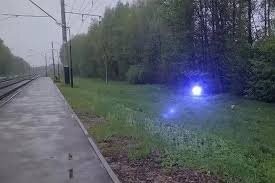Похоже,шаровая молния. Она есть, но про неё ничего не знают..