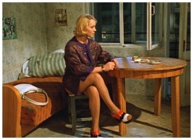 Если б аффтар не был сопливой бестолочью, которая фильм не видела и тупо копипастит с других ресурсов, то непременно вспомнил бы Нину Русланову: