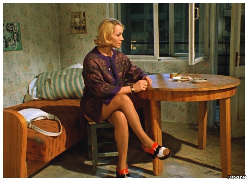 Если б аффтар не был сопливой бестолочью, которая фильм не видела и тупо копипастит с других ресурсов, то непременно вспомнил бы Нину Русланову: