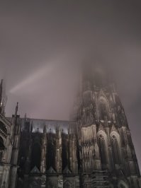 Да он и днем и ночью выглядит как кусок грязи и на лестнице постоянно сидят алкаши и бомжи а то что на станции творится это отдельная история .
