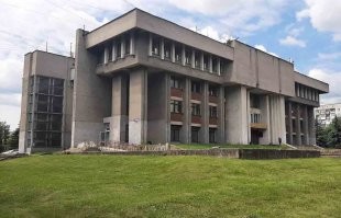 Новокузнецк, ул. Свердлова, 20 - бывшее здание Горкома КПСС... Запасной Мавзолей? Жуть, что снаружи, что внутри...