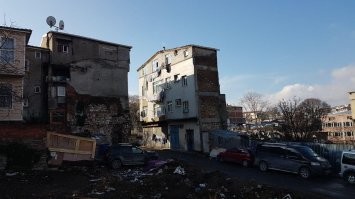 +1.
Когда мы с женой самоходами встречали новый год в Стамбуле, у нас не было времени смотреть в окно.
Утром уходили, весь день гуляли по музеям и достопримечательностям, возвращались в номер только спать.
Отель был небольшой, частный, стоял на старой узкой улочке недалеко от площади Эминюню, а из окна номера был великолепный вид на задние дворы