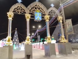 Хотите совет, как сфотографировать новогоднее убрансво города, так, чтобы не было людей?
1 января в 7-9 часов утра заводите машину, садитесь за руль, объезжаете все городские ёлки и фотографируете их. Отсутствие людей горантировано. А что над сделать, чтобы утром 1 января сесть за руль без риска быть оштрафованным, думайте сами.